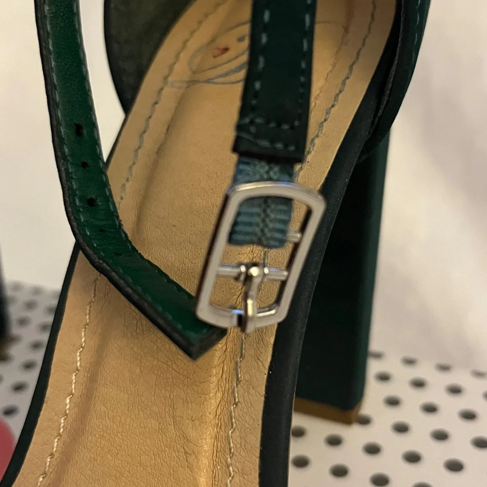 Elegant Women's Heels 7.5 Forest Green soft velvet feel worn to a wedding - Picture 8 of 12